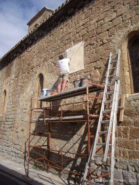 Herv Thillard travaillant sur le cadran solaire de l'Eglise de Termes